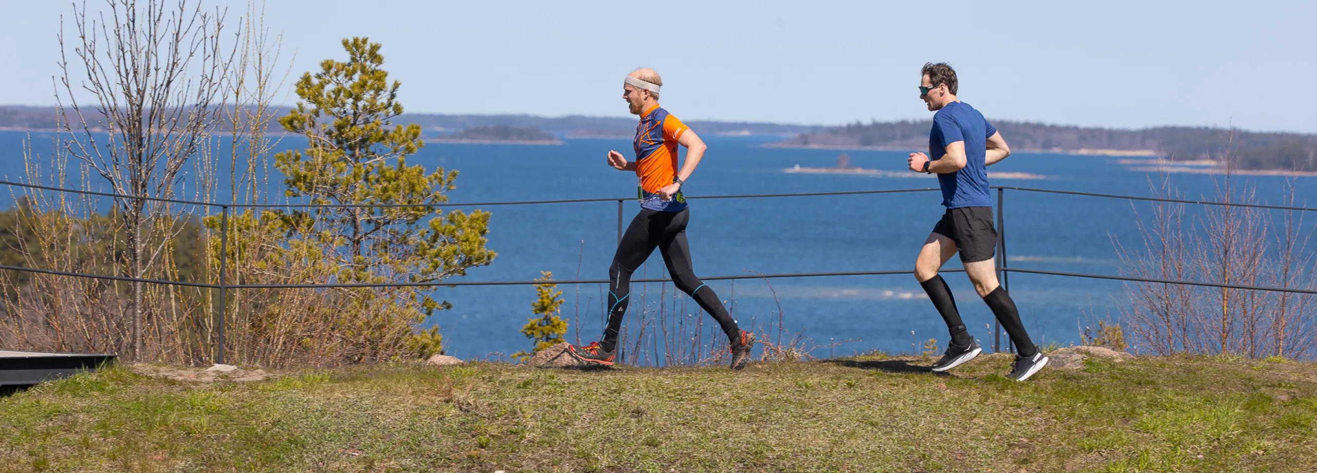 löpare med havet i bakgrunden
